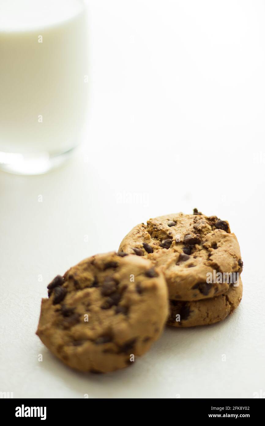 Schokoladenkekse auf weißem Hintergrund; amerikanische Kekse; Leckerbissen Stockfoto