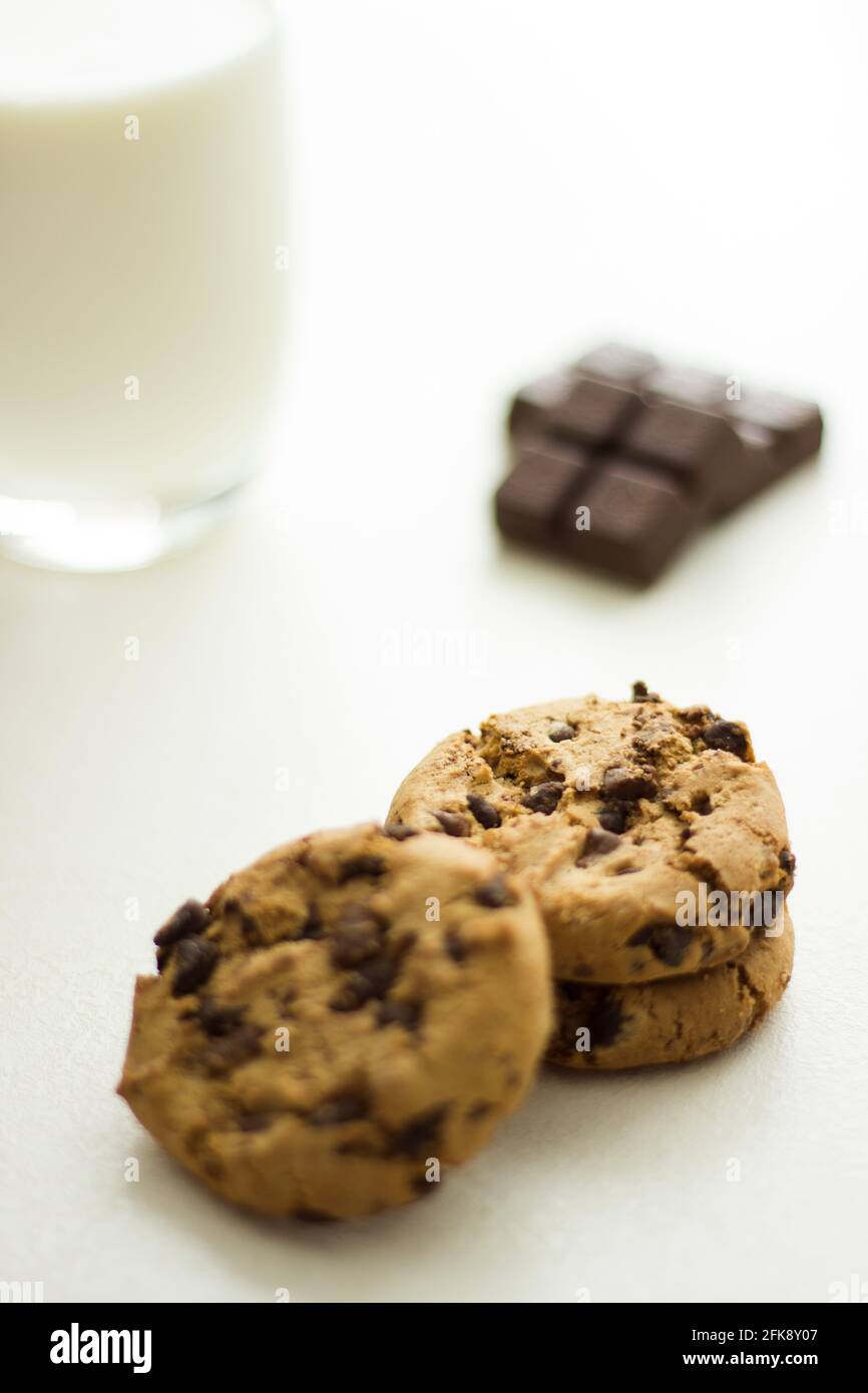 Schokoladenkekse auf weißem Hintergrund; amerikanische Kekse; Leckerbissen Stockfoto