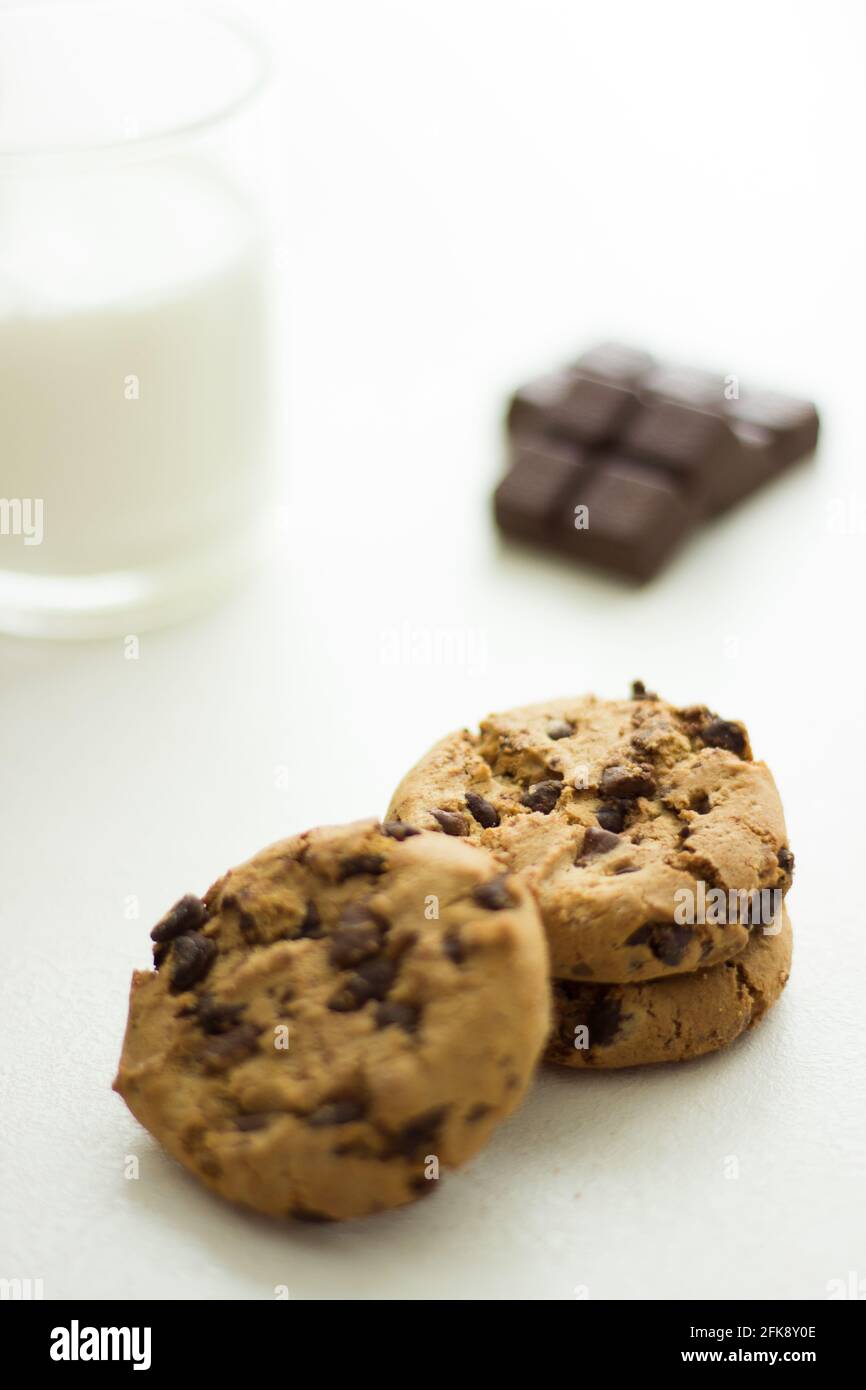 Schokoladenkekse auf weißem Hintergrund; amerikanische Kekse; Leckerbissen Stockfoto