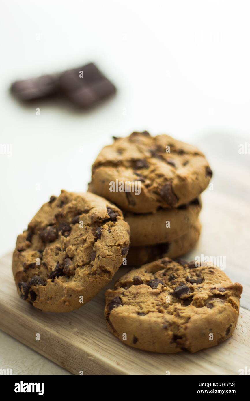 Schokoladenkekse auf weißem Hintergrund; amerikanische Kekse; Leckerbissen Stockfoto