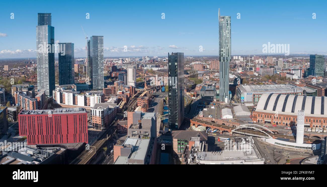 Luftdrohnen-Fotografie des Stadtzentrums von Manchester an einem sonnigen Tag, einschließlich Beetham Tower, Deansgate Square, Manchester Central, AXIS Tower Stockfoto