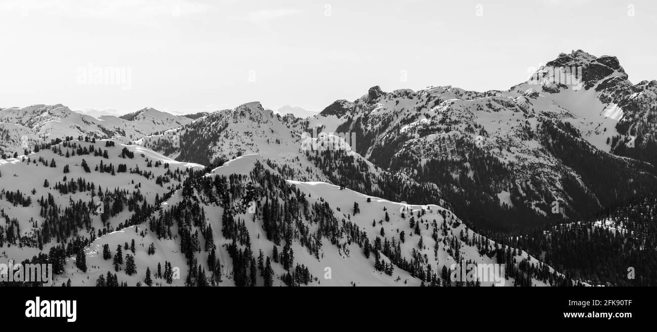 Luftansicht vom Flugzeug auf verschneite kanadische Berglandschaft Stockfoto