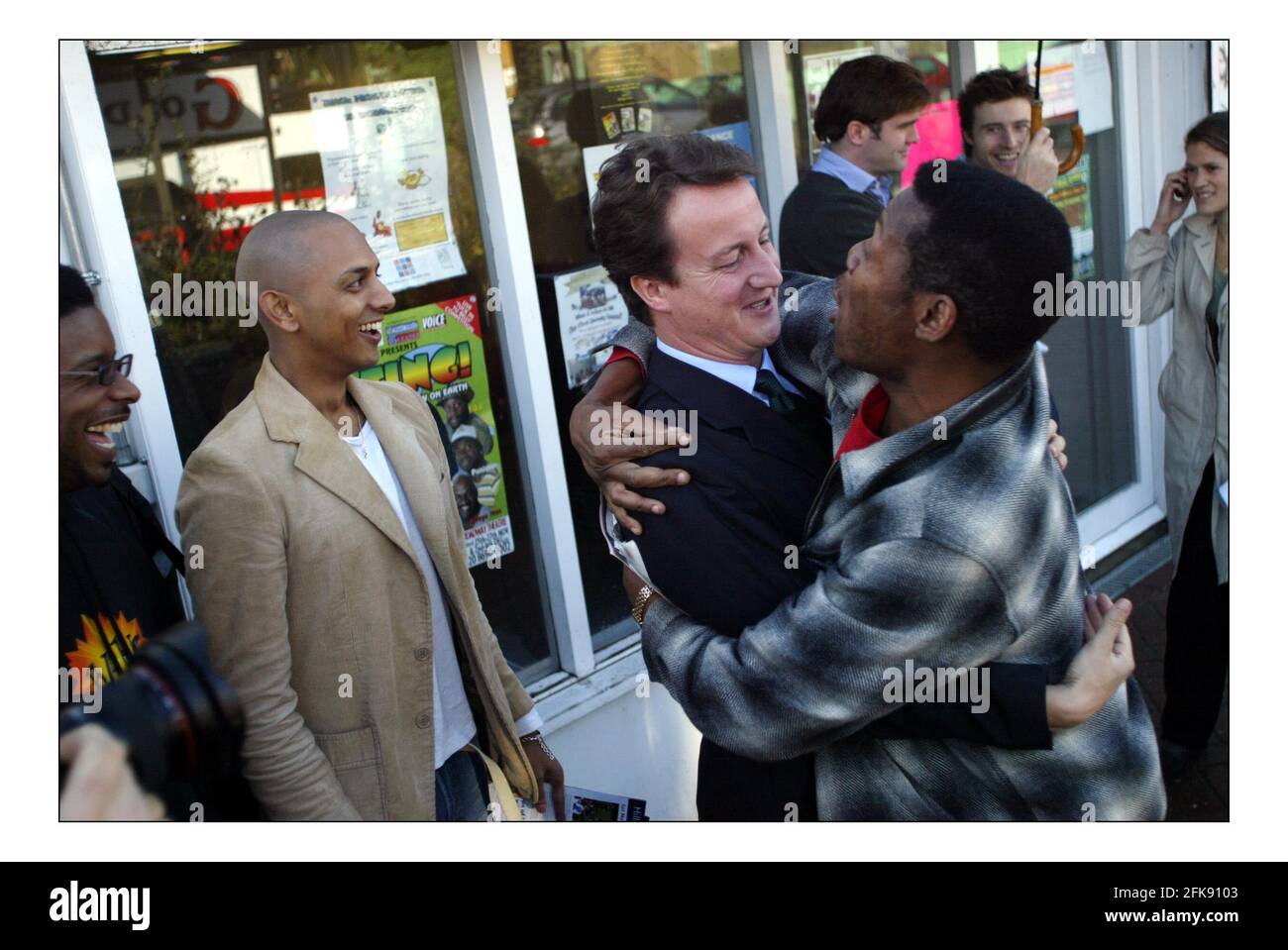 David Cameron besucht einen Radiosender Life FM in Nord-London, um Hörern Fragen zu beantworten. Bei seiner Ankunft wurde er von einem vorbeifahrenden Mitglied der Öffentlichkeit, Herrn Brian Kendricks, begeistert empfangen.pic David Sandison 21/10/2005 Stockfoto