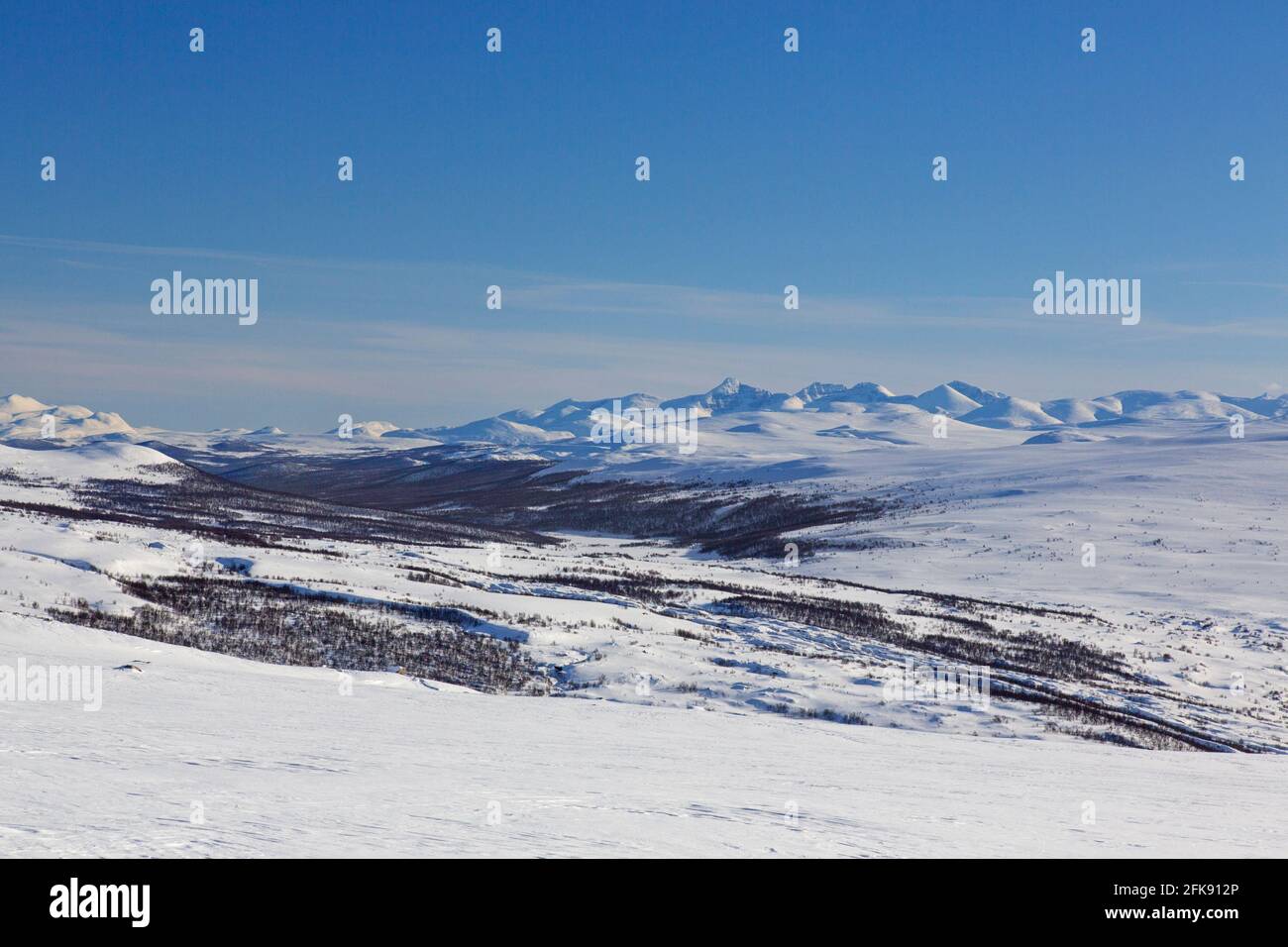 Schneebedeckte Berglandschaft im Dovrefjell-Sunndalsfjella Nationalpark im Winter, Norwegen Stockfoto