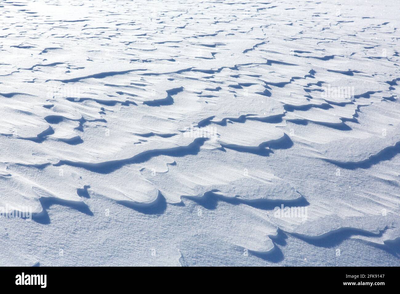 Windinduzierte Schneekrusten auf der Ebene im Winter Stockfoto