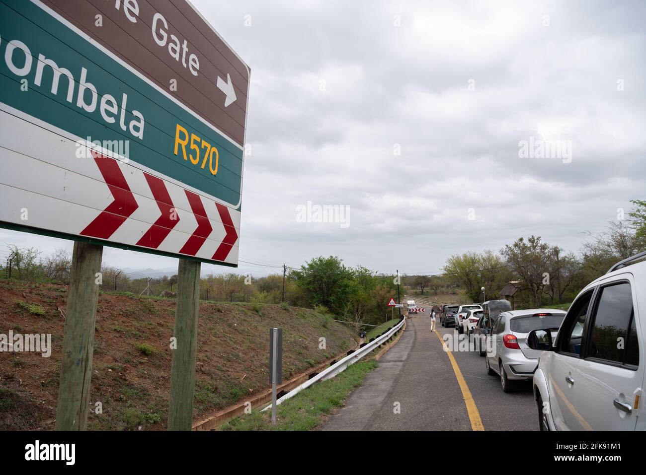 Autos stehen Schlange, um durch das Malelane-Tor in den Krüger zu gelangen Nationalpark Stockfoto