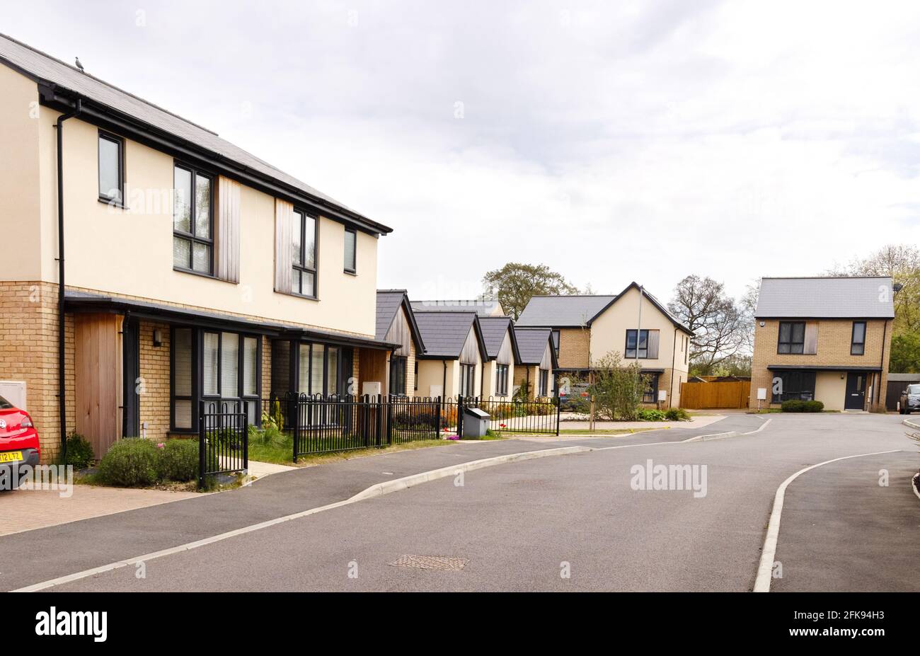 Wohngebäude im 21. Jahrhundert in Großbritannien; neue Häuser in einem Wohngebäude in Suffolk, Großbritannien Stockfoto