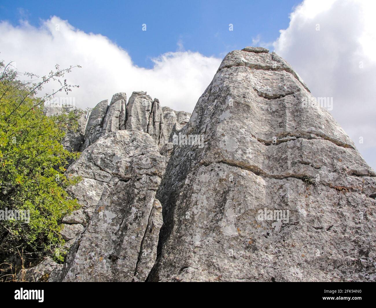 Blick von unten auf die Felsformationen von Torcal de Antequera, Malaga, Andalusien, Spanien Stockfoto