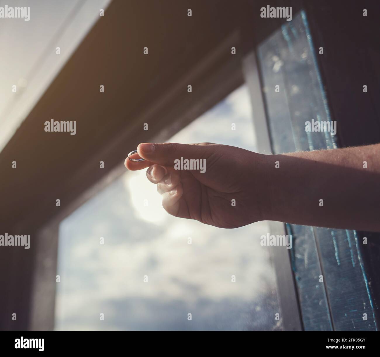 Der Mann streut seine Hand mit dem Ring aus. Bietet Hände und Herzen an Stockfoto