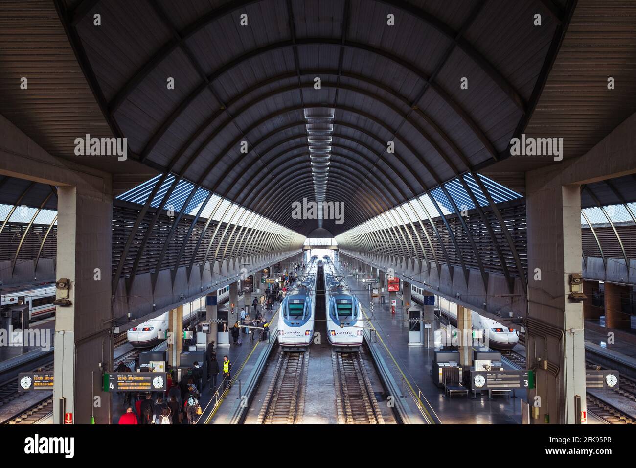 SEVILLA, SPANIEN - 15. JANUAR 2016: Passagiere, die in Hochgeschwindigkeitszügen am Bahnhof Santa Justa in Sevilla, Spanien, einsteigen. Stockfoto