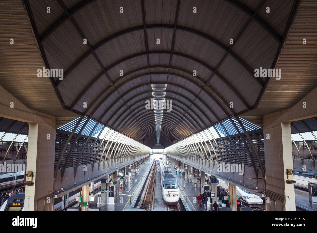 SEVILLA, SPANIEN - 15. JANUAR 2016: Passagiere, die in Hochgeschwindigkeitszügen am Bahnhof Santa Justa in Sevilla, Spanien, einsteigen. Stockfoto