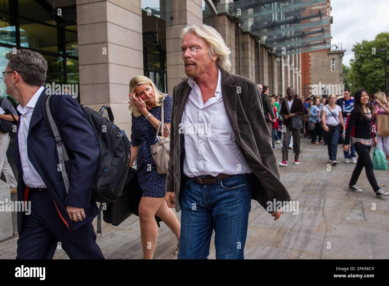 Sir Richard Branson, Vorsitzender der Virgin Group im Portcullis House, wird vom Select Committee des Verkehrsausschusses zur Bahnstrecke an der Westküste befragt. Stockfoto