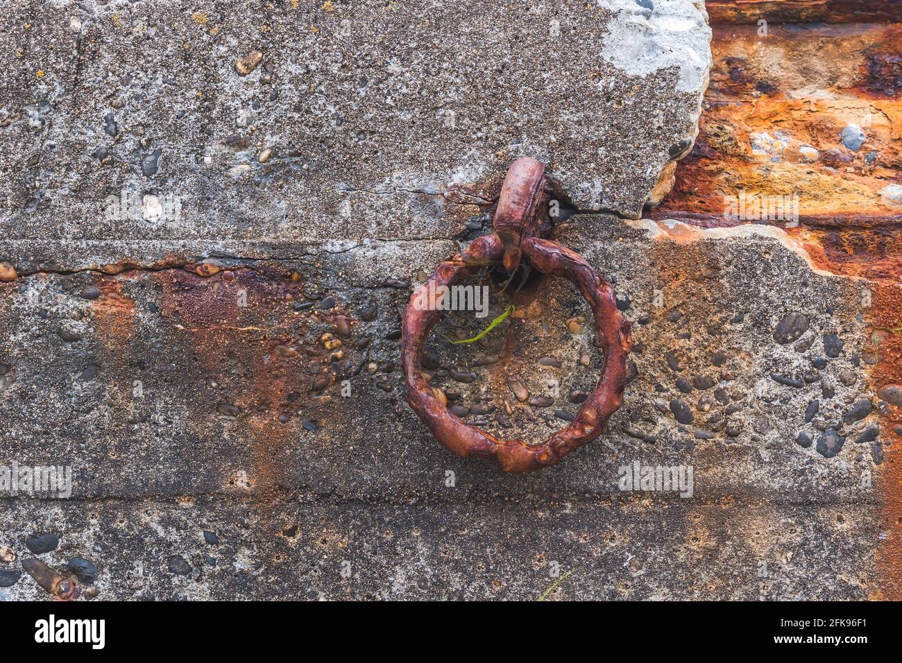 Rostiger Ring für die Anlegestelle eines Fischerbootes Ein altes Dock Stockfoto