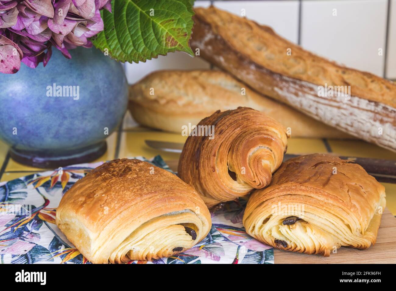 Französische Croissants, Pain au Chocolat und Brot Stockfoto