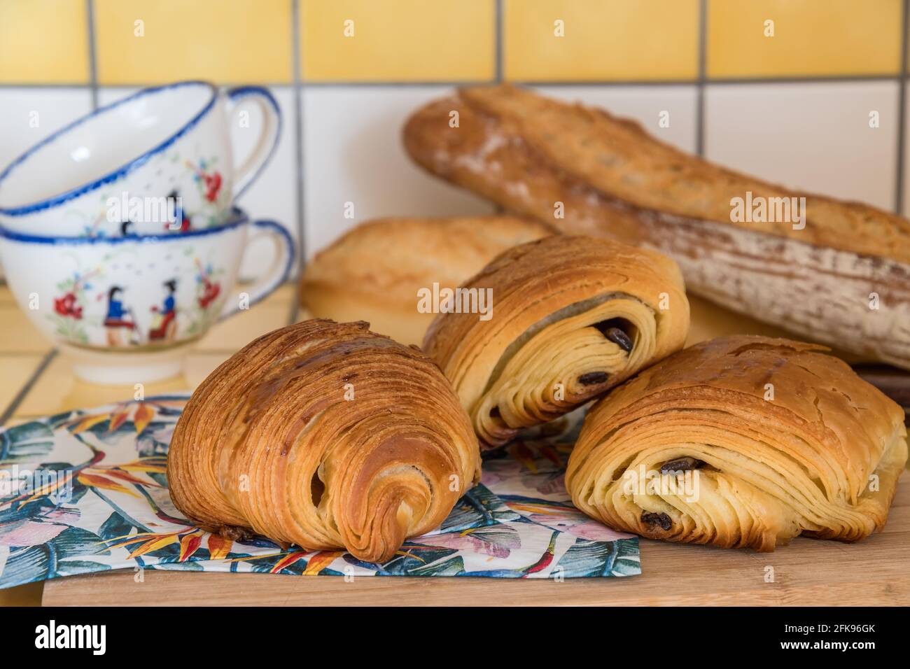 Französische Croissants, Pain au Chocolat und Brot Stockfoto