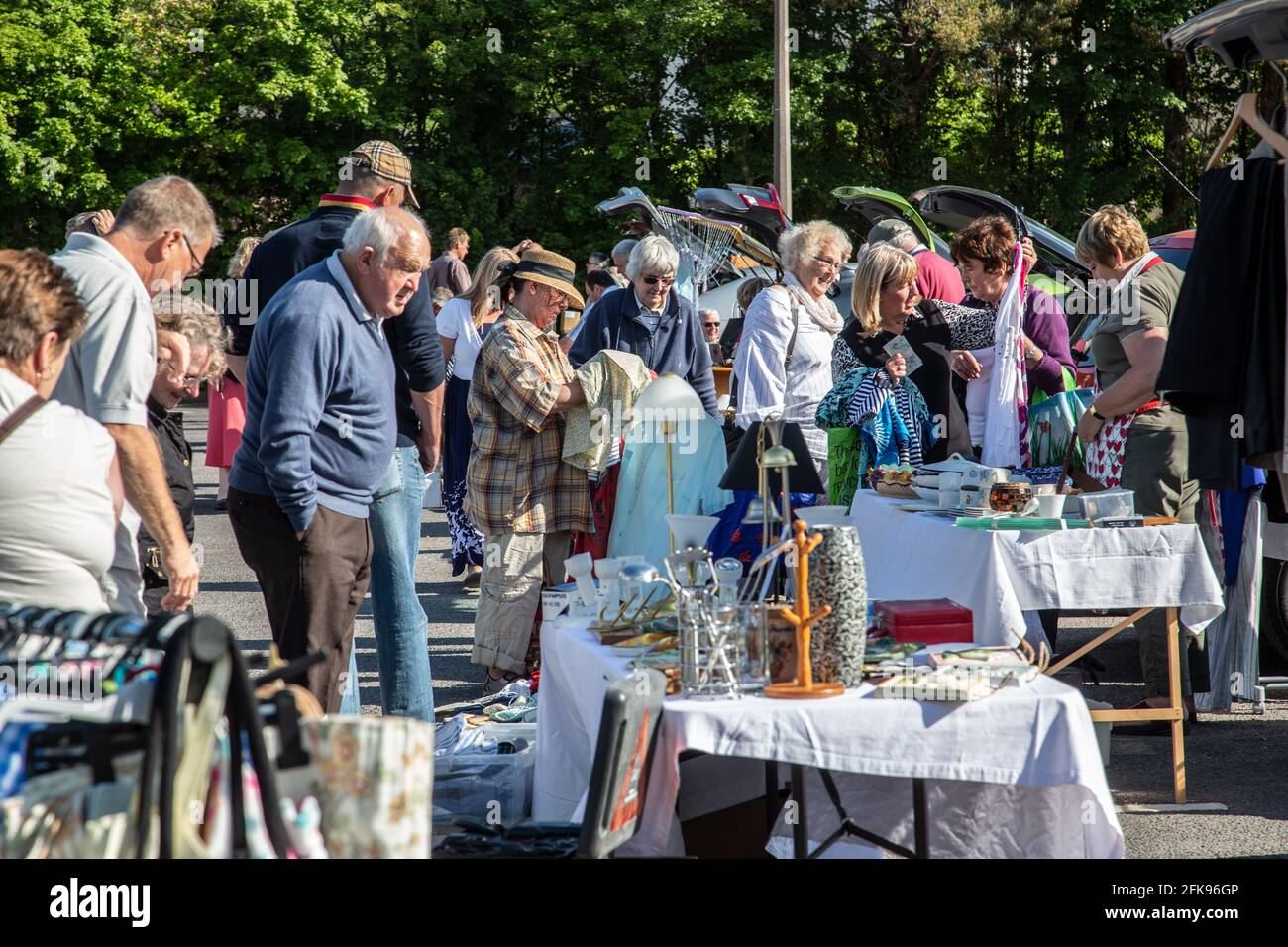 Leute, die verkaufen von Gegenständen auf einem Flohmarkt in Cowbridge, South Wales, Vereinigtes Königreich Stockfoto