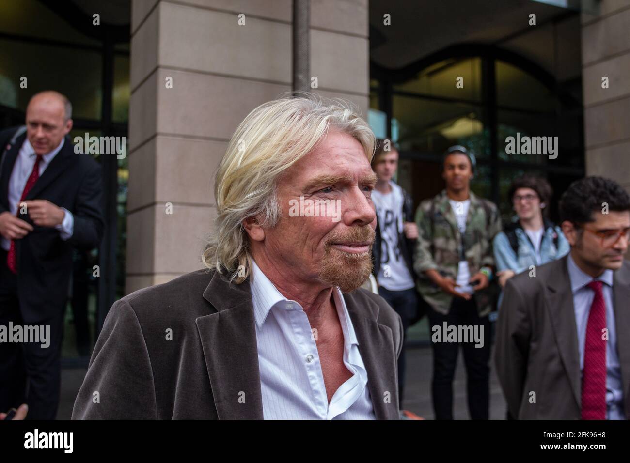 Sir Richard Branson, Vorsitzender der Virgin Group im Portcullis House, wird vom Select Committee des Verkehrsausschusses zur Bahnstrecke an der Westküste befragt. Stockfoto