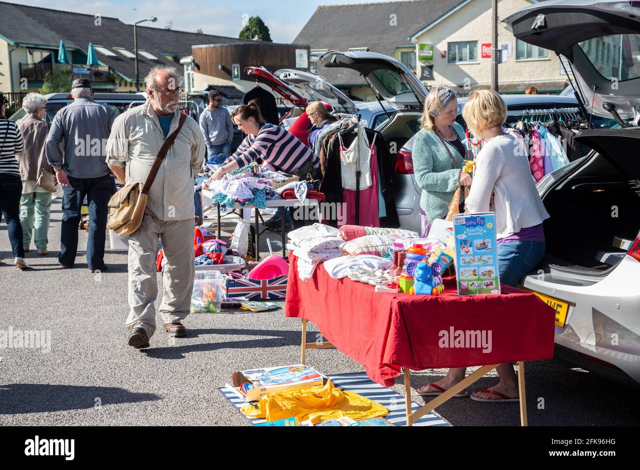 Leute, die verkaufen von Gegenständen auf einem Flohmarkt in Cowbridge, South Wales, Vereinigtes Königreich Stockfoto