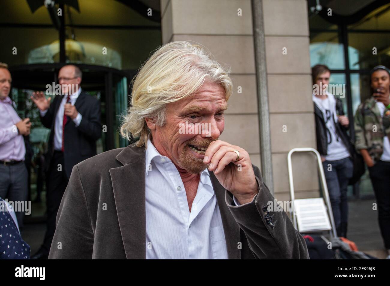 Sir Richard Branson, Vorsitzender der Virgin Group im Portcullis House, wird vom Select Committee des Verkehrsausschusses zur Bahnstrecke an der Westküste befragt. Stockfoto