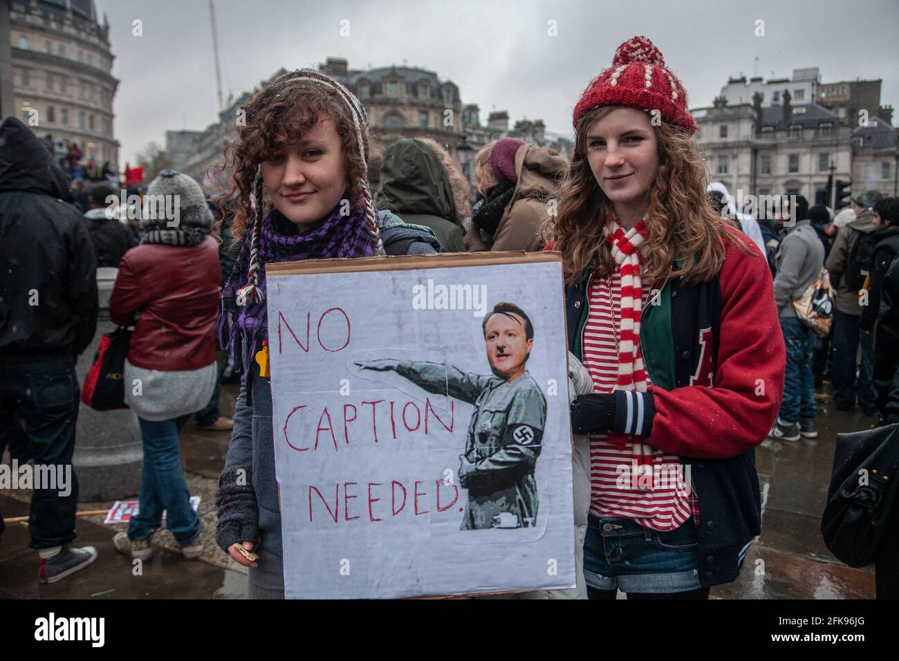 Regierungsfeindliche Demonstranten in London halten ein Plakat mit David Cameron, dem britischen Premierminister 2010-2016, auf dem er als Faschist und Diktator in England bezeichnet wird. Stockfoto