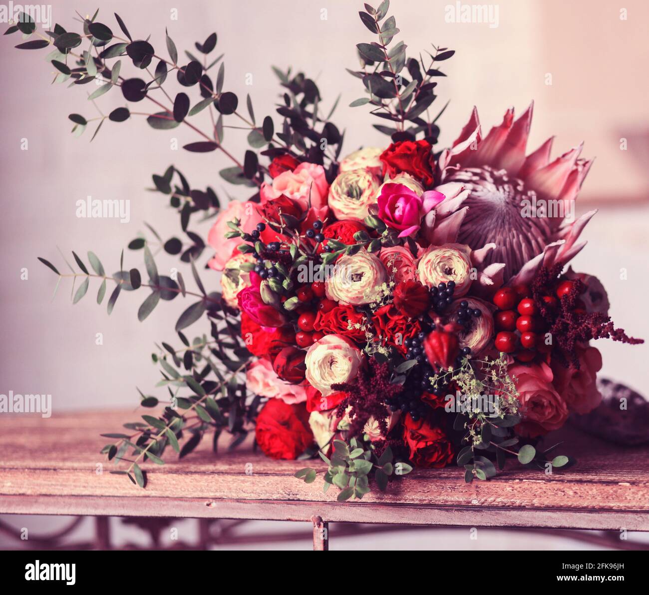 Hochzeitsbouquet von verschiedenen bunten Blumen Stockfoto