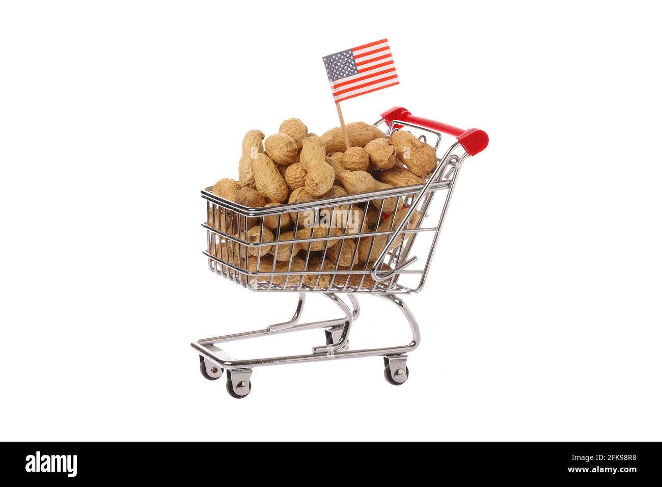 Amerikanischer Einkaufswagen mit Erdnüssen auf weißem Hintergrund isoliert fiiled. Stockfoto