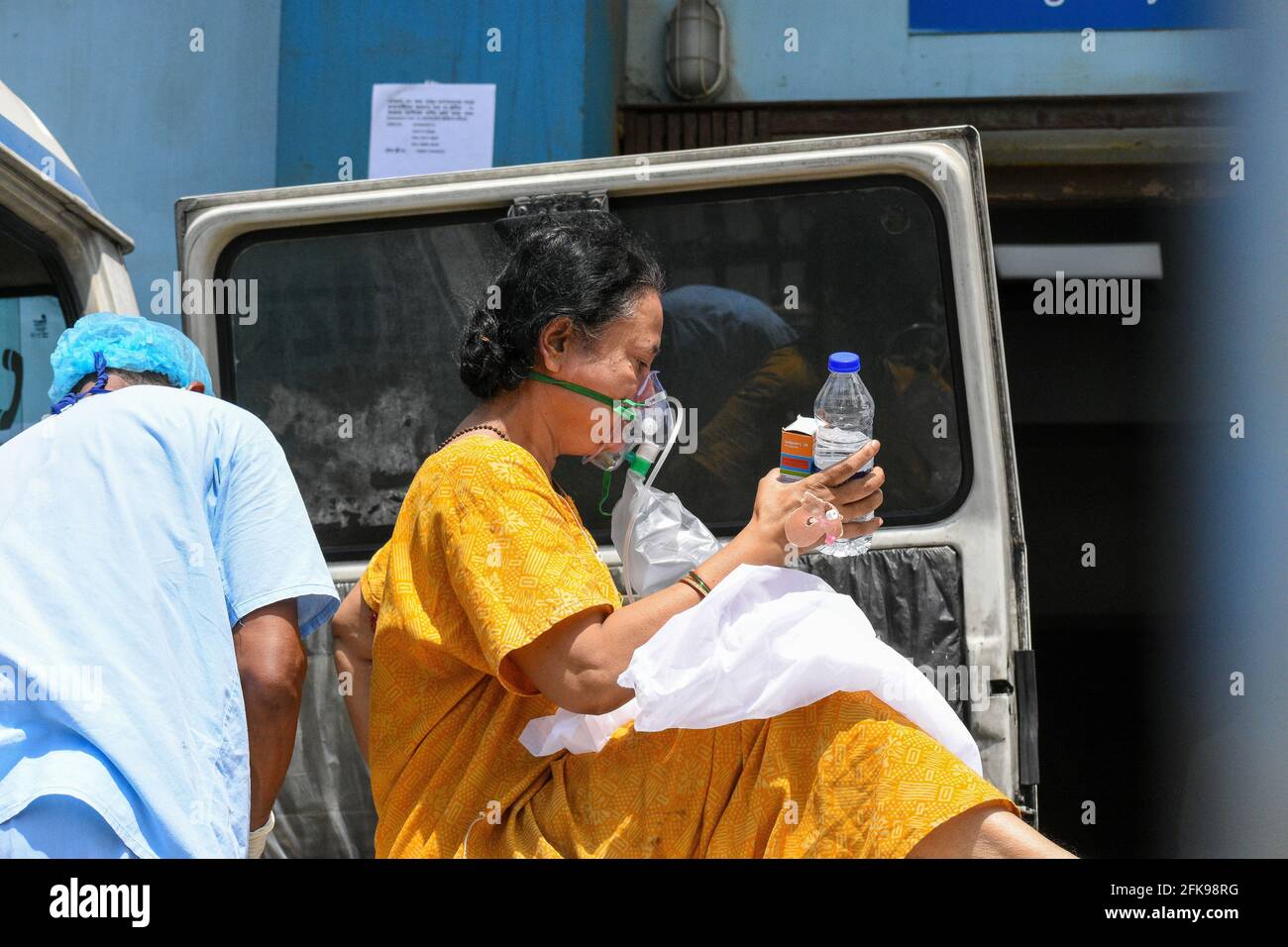 Kalkutta, Indien. April 2021. Ein Patient, der positiv auf COVID-19 getestet wurde, wird in eine Intensivstation eines COVID-Pflegekrankenhauses gebracht. Indien verzeichnet weltweit die höchste Tageszahl neuer Covid-19-Fälle. Es gibt fast 16 Millionen bestätigte Fälle, an zweiter Stelle nur die USA. Kredit: Majority World CIC/Alamy Live Nachrichten Stockfoto