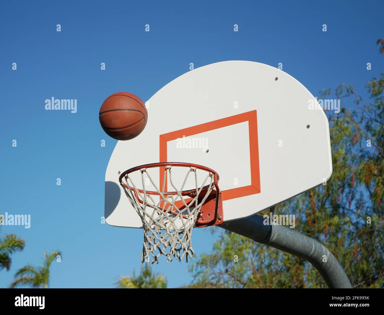 Basketball in der Luft über das Tor nach dem Schuss. Stockfoto