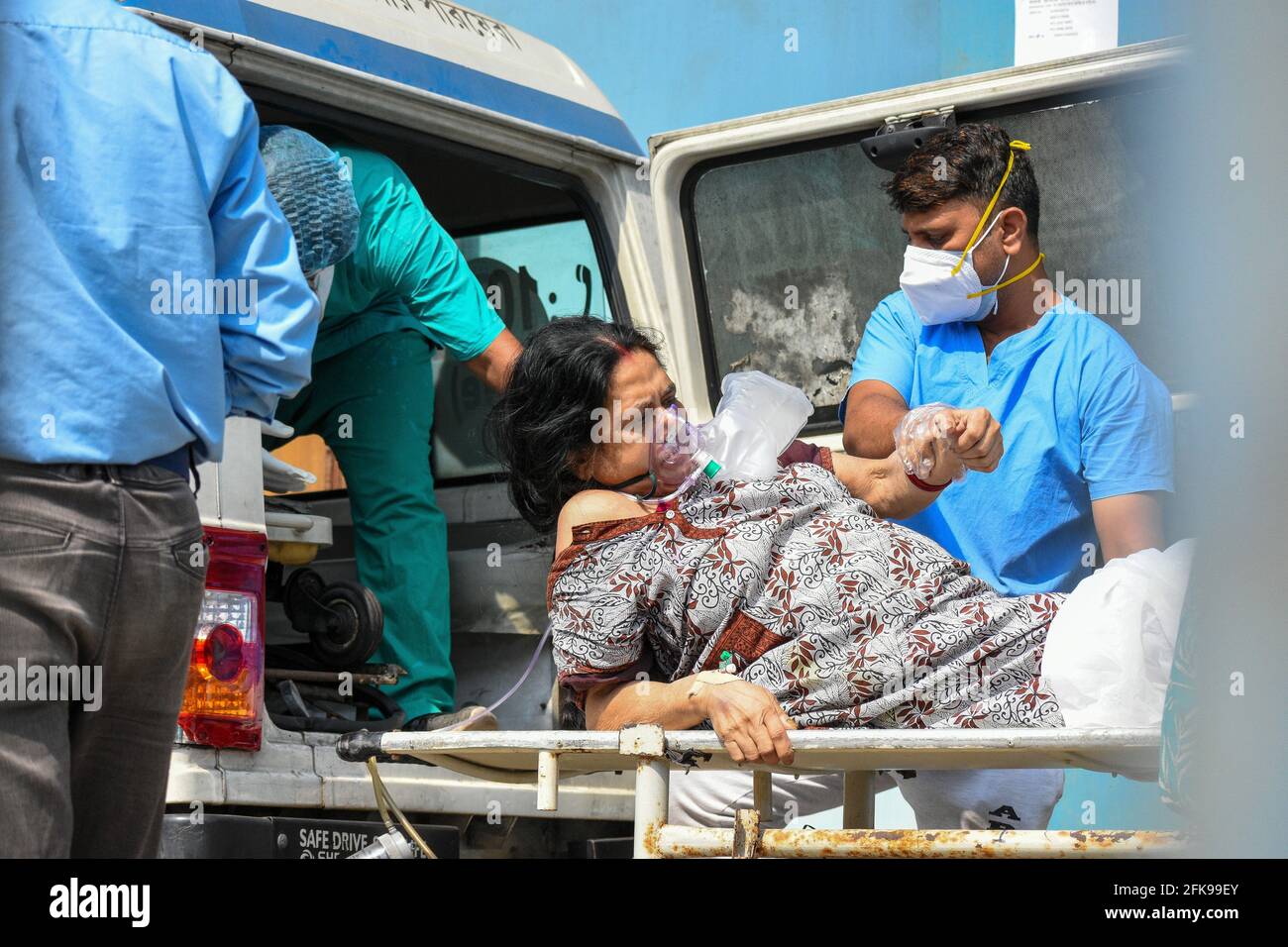 Kalkutta, Indien. April 2021. Ein Patient, der positiv auf COVID-19 getestet wurde, wird in eine Intensivstation eines COVID-Pflegekrankenhauses gebracht. Indien verzeichnet weltweit die höchste Tageszahl neuer Covid-19-Fälle. Es gibt fast 16 Millionen bestätigte Fälle, an zweiter Stelle nur die USA. Kredit: Majority World CIC/Alamy Live Nachrichten Stockfoto