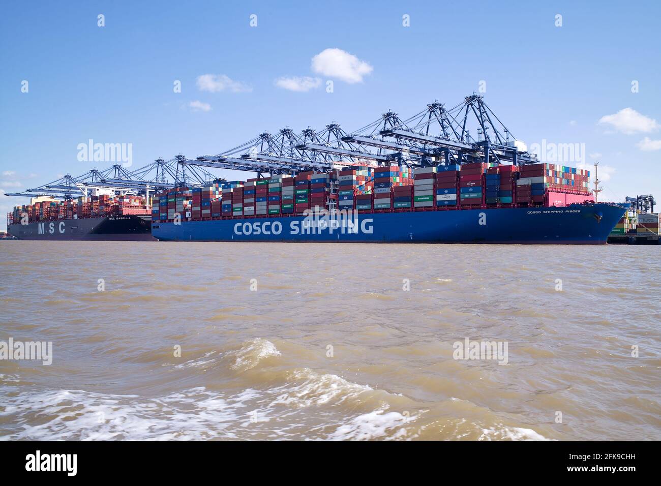 Die Containerschiffe COSCO Shipping Pisces und MSC Isabella dockten im Hafen von Felixstowe, Suffolk, Großbritannien, an. Stockfoto