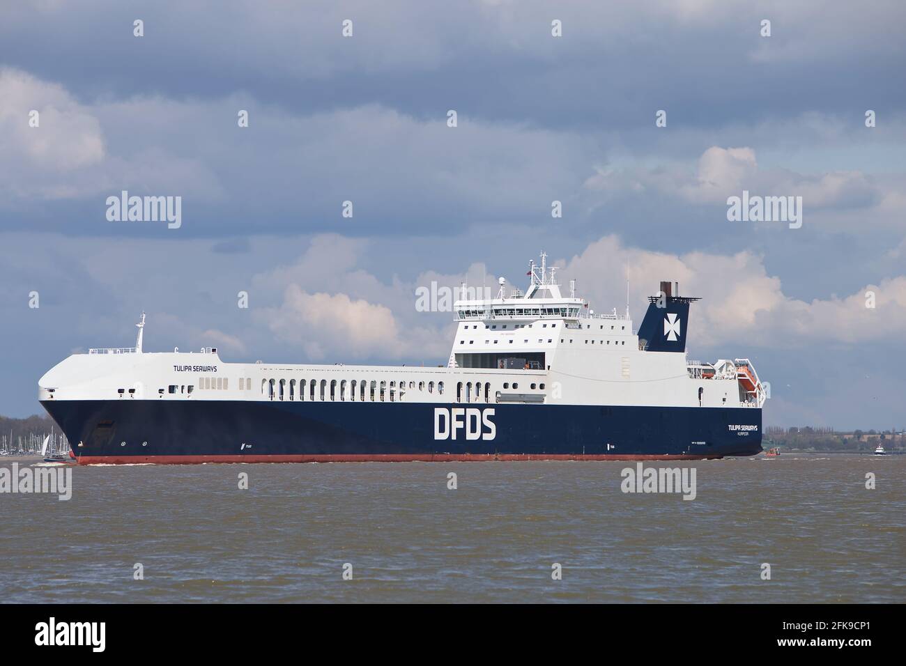 RO-RO (Roll On - Roll Off) Frachtschiff DFDS Tulipa Seaways verlässt den Hafen von Felixstowe, Suffolk, Großbritannien. Stockfoto