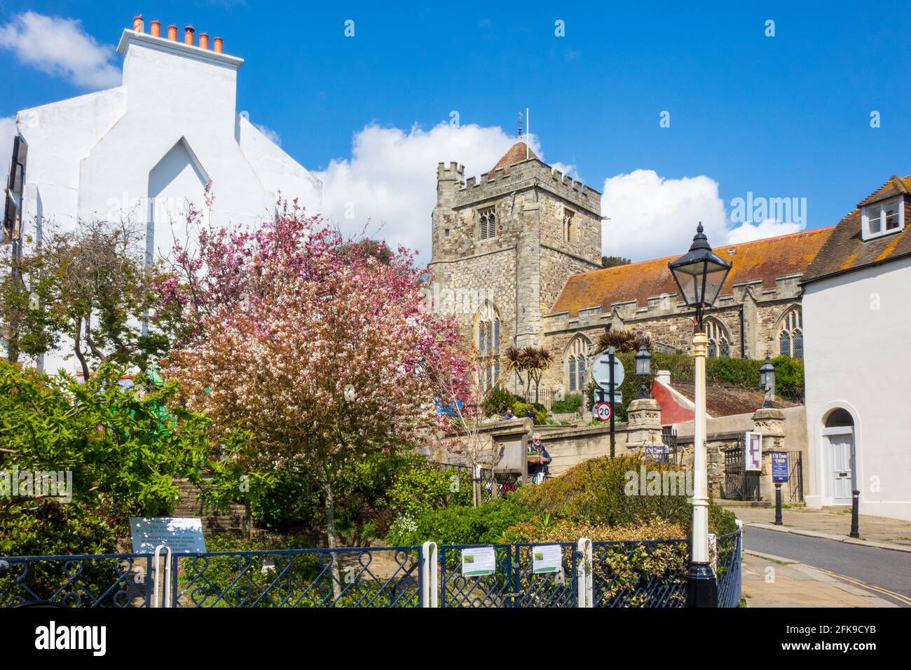 St. Clemens Kirche in der Altstadt von Hastings mit Frühlingsblüten. Normannische Kirche. Stockfoto