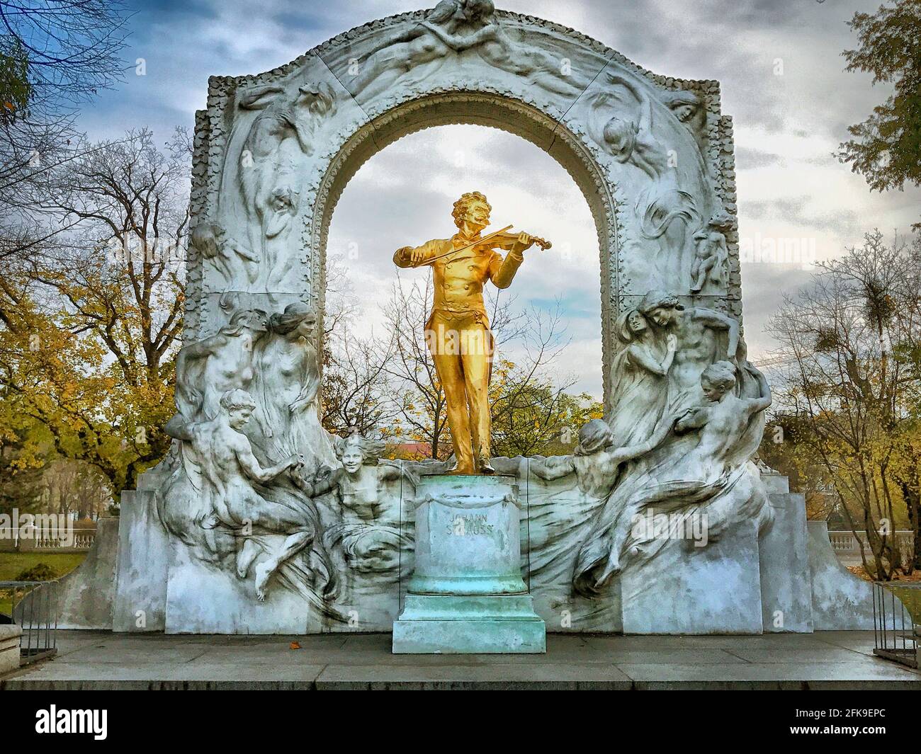 Wien, Österreich - 16. November 2017: Johann Strauss der berühmte Komponist hat eine goldene Statue im Stadtpark in Wien, Österreich. Die Statue wurde errichtet Stockfoto