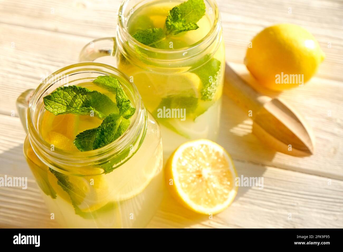 Zwei Gläser selbstgemachte erfrischende Limonade, Scheiben