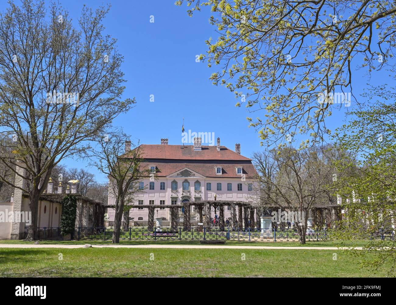 Cottbus, Deutschland. April 2021. Schloss Branitz der Stiftung Prinz-Pückler-Museum. In diesem Jahr feiert die Stiftung das Jubiläumsjahr '175 Jahre Branitz-Parklandschaft'. Quelle: Patrick Pleul/dpa-Zentralbild/ZB/dpa/Alamy Live News Stockfoto