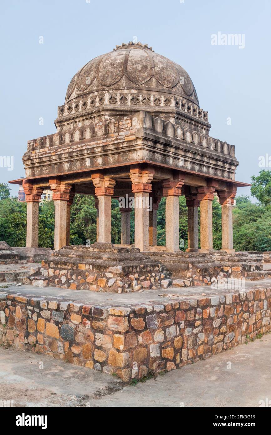 Kleines Gebäude im Archäologischen Park Mehrauli in Delhi, Indien Stockfoto