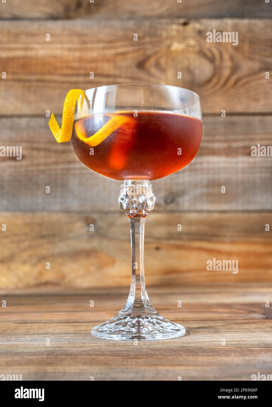 Ein Glas Tipperary Cocktail garniert mit einem orangefarbenen Twist Stockfoto