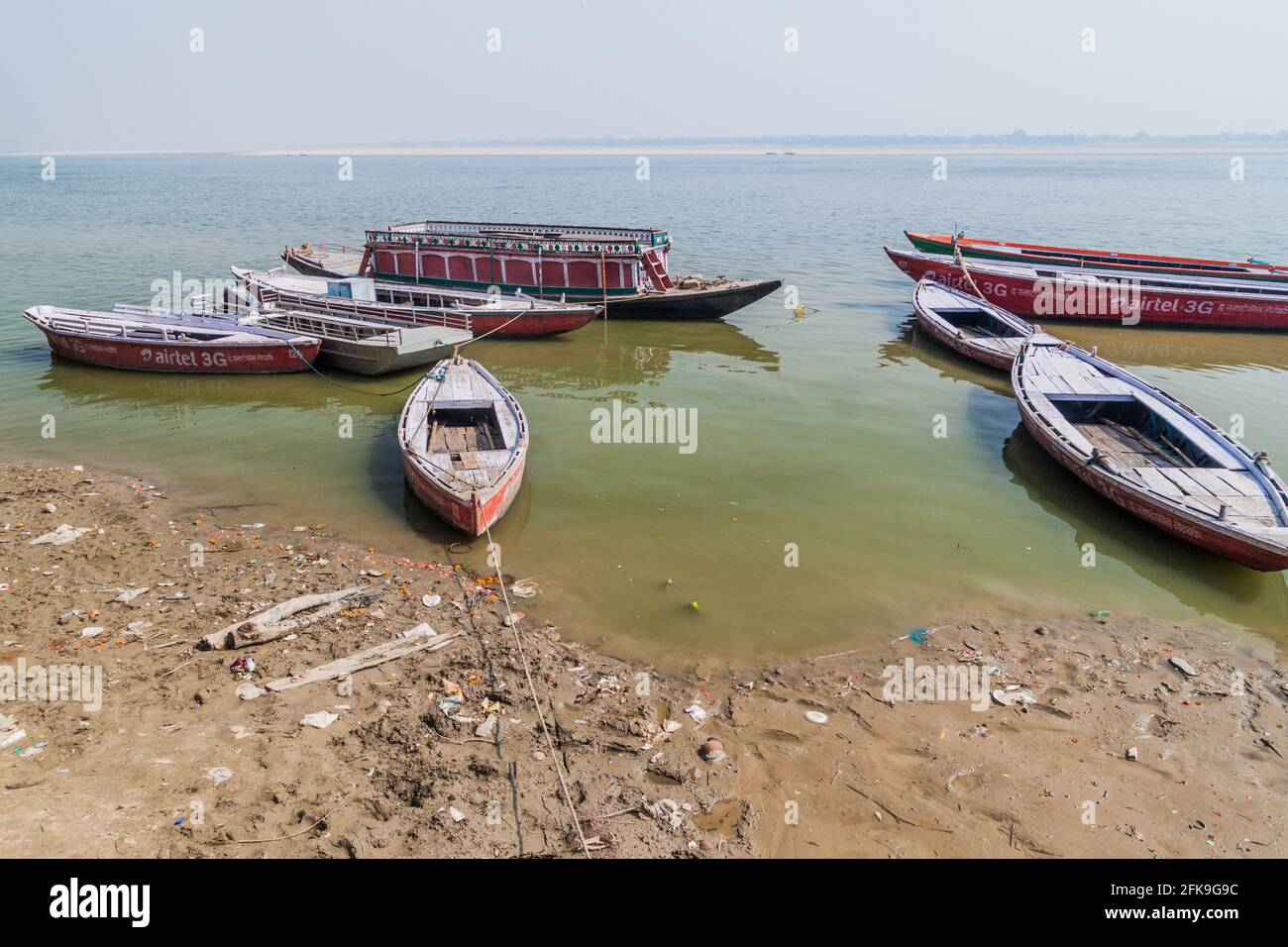VARANASI, INDIEN - 25. OKTOBER 2016: Kleine Boote im Fluss Ganges in Varanasi, Indien Stockfoto