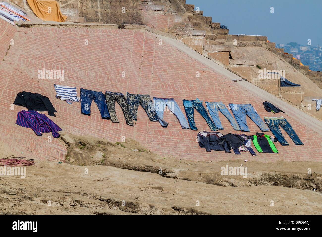 Gewaschene Kleidung, die an einer Treppe am Fluss Ghat in Varanasi, Indien, getrocknet wird Stockfoto