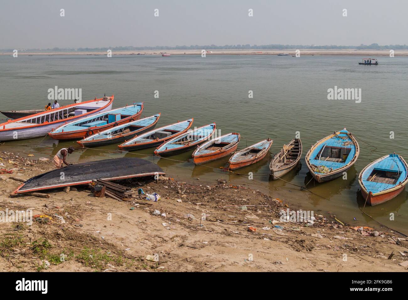 VARANASI, INDIEN - 25. OKTOBER 2016: Kleine Boote am Fluss Ganges in Varanasi, Indien Stockfoto