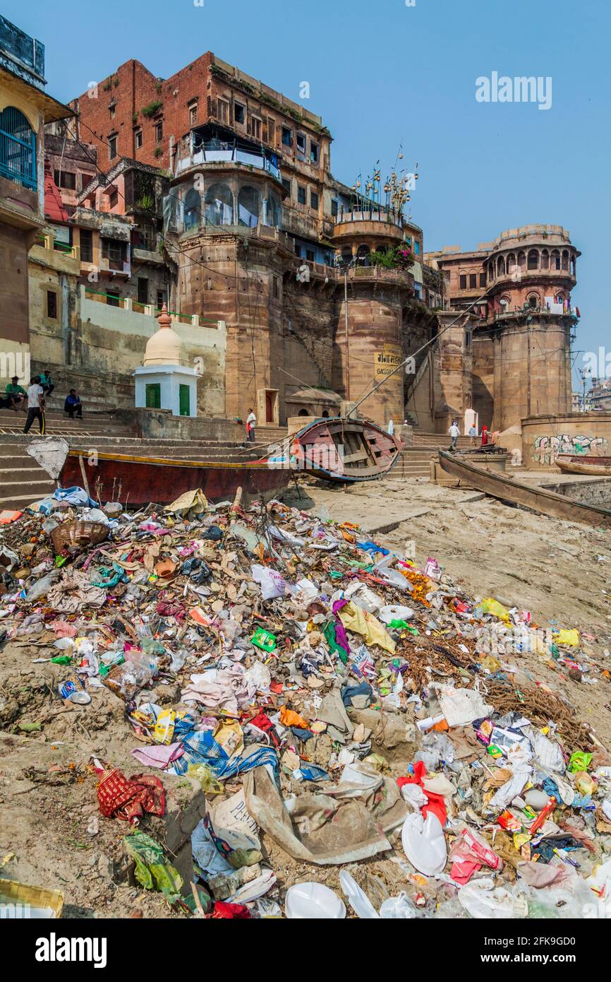 VARANASI, INDIEN - 25. OKTOBER 2016: Müllhaufen an einem Ghat-Flussufer in Varanasi, Indien, Schritte des heiligen Ganges Stockfoto VARANASI, INDIEN - 25. OKTOBER 2016: Müllhaufen an einem Ghat-Flussufer in Varanasi, Indien, Schritte des heiligen Ganges Stockfoto