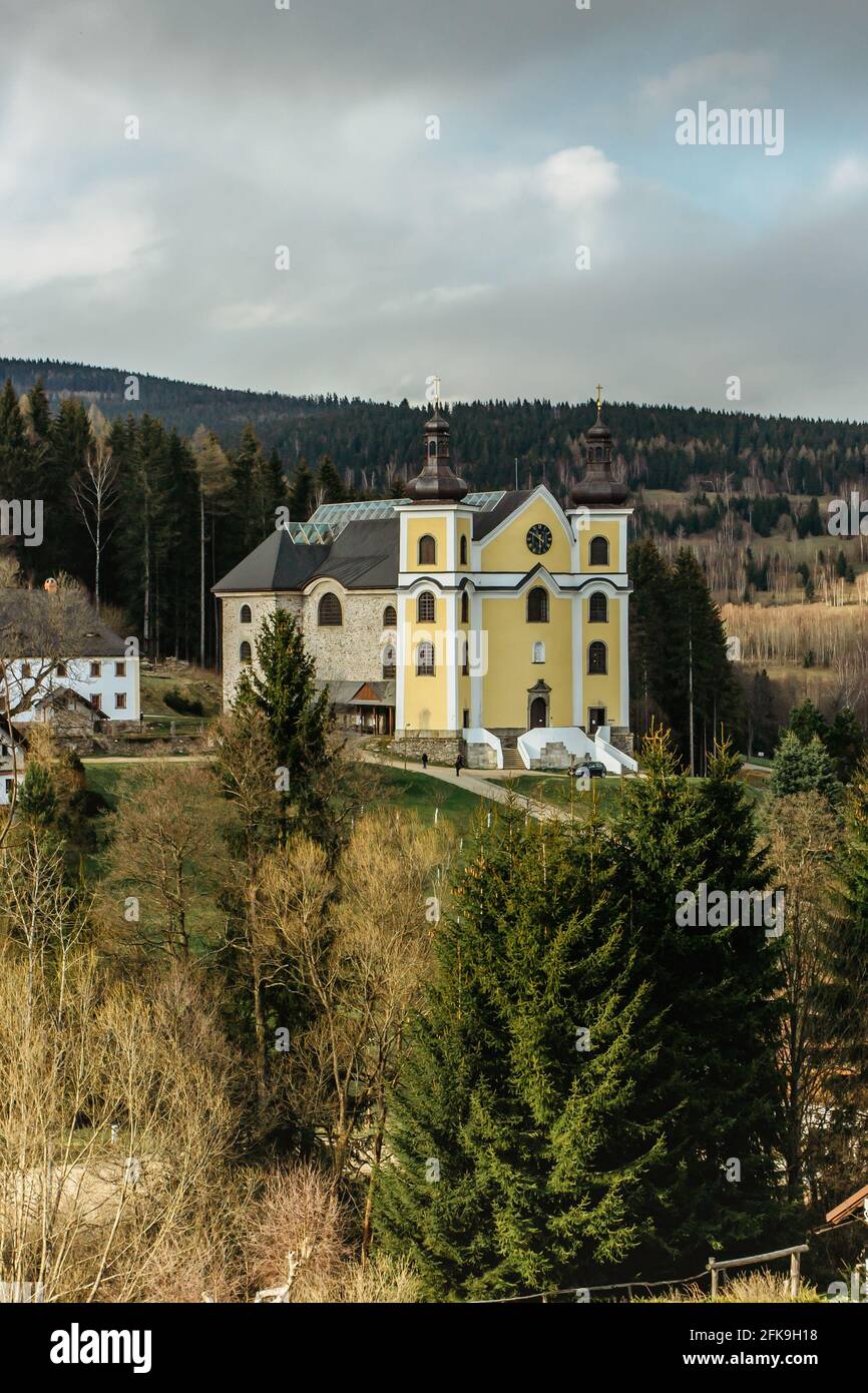 Wiederaufgebaute Kirche Mariä Himmelfahrt in Neratov, Orlicke-Gebirge, Tschechische Republik.wichtiger Wallfahrtsort, hat spektakuläres Glas Stockfoto