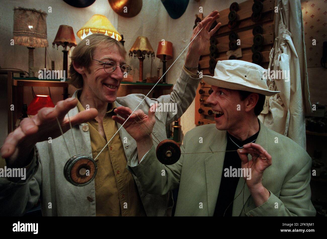 Rob Hughes November 1998 demonstriert seine Fähigkeiten mit einem Yo Yo Hand gemacht von Sam Sampson auf dem Land leben weihnachtsmesse im Business Design Centre in London Stockfoto