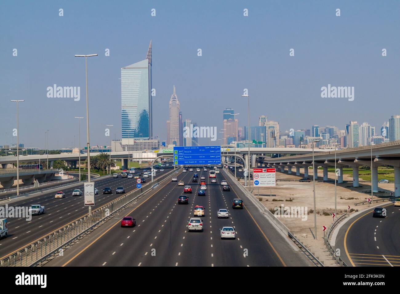 DUBAI, VAE - 21. OKTOBER 2016: Verkehr auf der Sheikh Zayed Straße in Dubai, Vereinigte Arabische Emirate Stockfoto