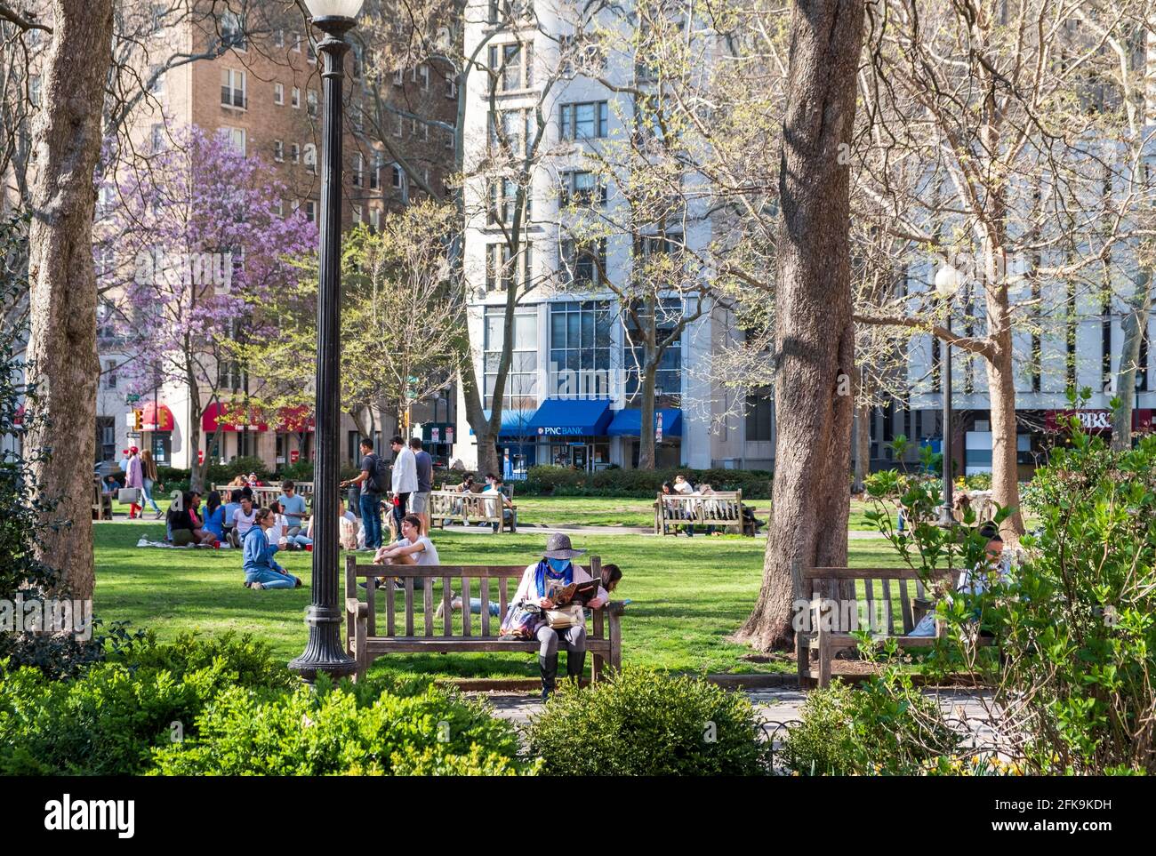 Menschen, die durch den Rittenhouse Square in Springtime, Philadelphia, Pennsylvania, USA, wandern Stockfoto