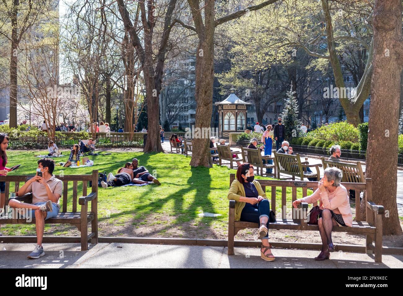 Menschen, die durch den Rittenhouse Square in Springtime, Philadelphia, Pennsylvania, USA, wandern Stockfoto