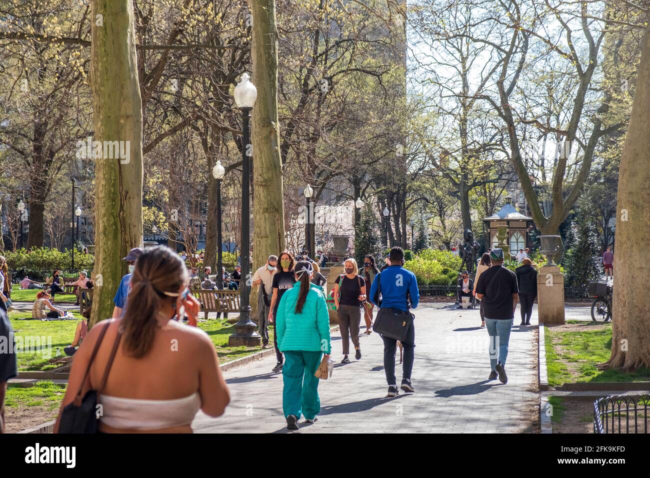 Menschen, die durch den Rittenhouse Square in Springtime, Philadelphia, Pennsylvania, USA, wandern Stockfoto