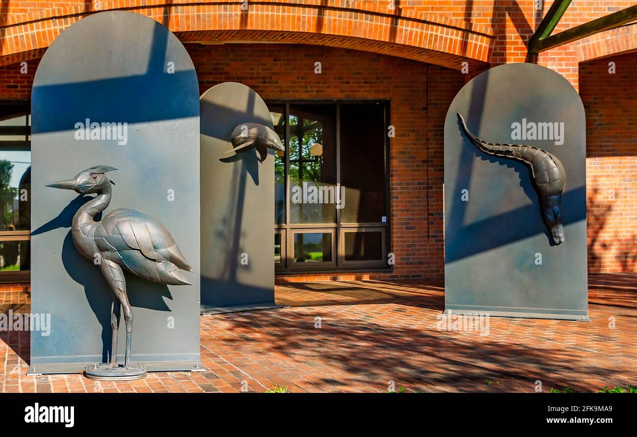 Meereslebewesen-Skulpturen befinden sich am Eingang der Pascagoula Library und des Hauptquartiers der Jackson-George Regional Library in Pascagoula, Mississippi. Stockfoto