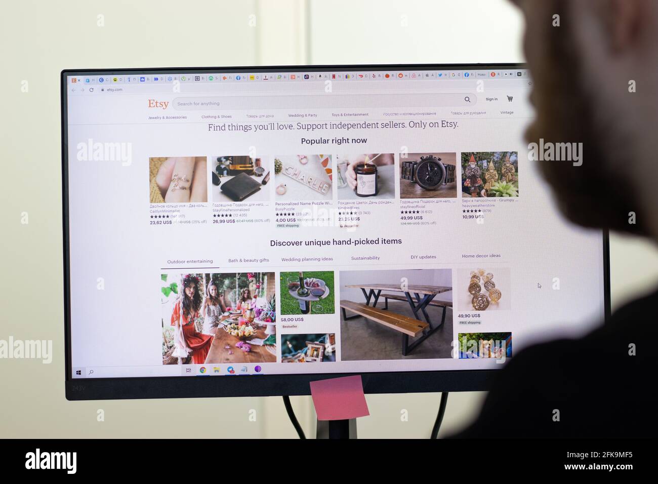 New York, USA - 26. April 2021: Etsy Website page on screen, man using Service, illustrative Editorial Stockfoto
