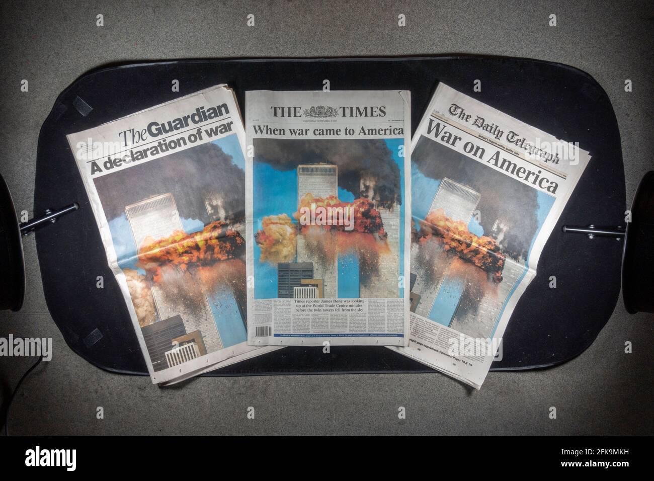 Fotos von Titelseiten der britischen Zeitung nach den Terroranschlägen auf die Vereinigten Staaten am 11. September 2001. Stockfoto